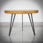 Runt träbord med metallben