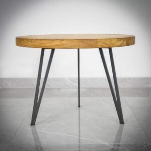 Runt träbord med metallben