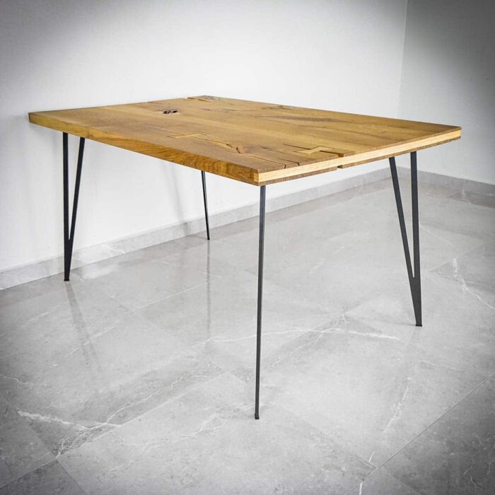 HAIRPINV3.jpg Träbord med metallben i modernt rum.