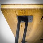 Massivt träbord med metallunderrede.