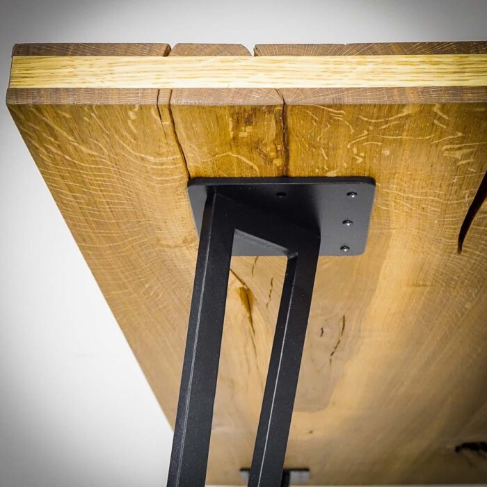 HAIRPINV5.jpg Massivt träbord med metallunderrede.