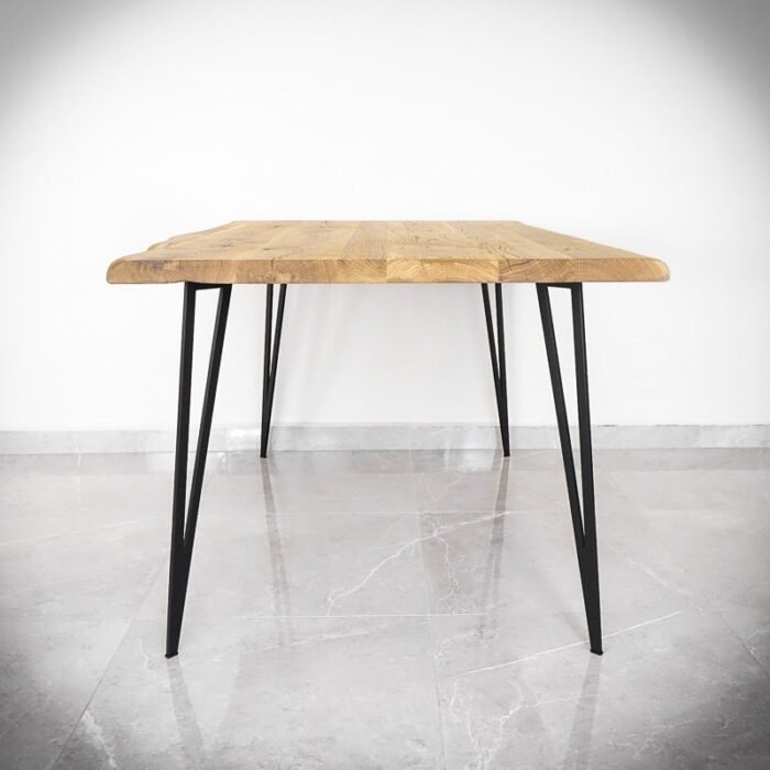 HAIRPINV8.jpg Träbord med smala svarta ben på stengolv.