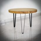 Runt träbord med metallben