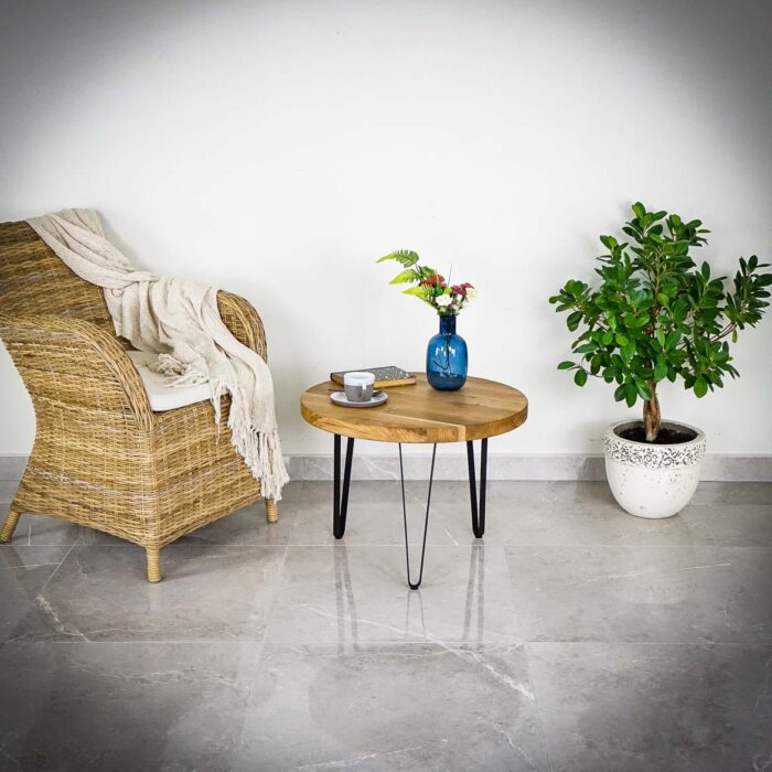 Hair-platt-duo-102 Stol och bord med blomvas och krukväxt.