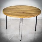 Runt träbord med metallben