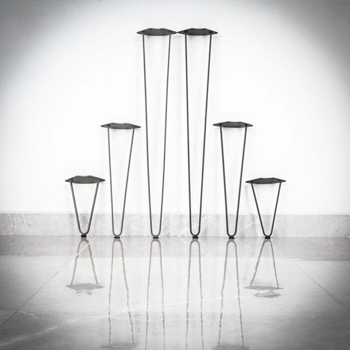 Hairpin-Platt-DUO-17 Sju svarta metallstativ mot vit vägg.