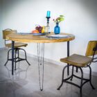 Runt träbord med stolar och dekorationer