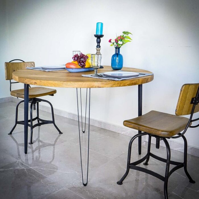 Hairpin-Platt-DUO-6 Runt träbord med stolar och dekorationer