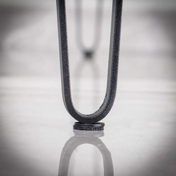 Hairpin-Platt-DUO-9 Närbild av metallbordsben mot vit yta.