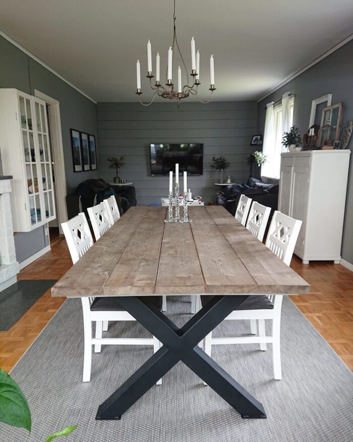 IMG_20200706_134825_503-scaled-scaled-1.jpg Rustikt matbord med stolar och ljuskrona ovan.