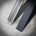 Två stålstänger på stengolv