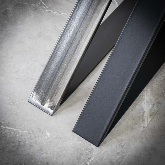 Kryss-X-103.jpg Två stålstänger på stengolv