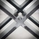 Närbild på korsande metallstänger i X-form.