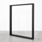 Svart metallram på betonggolv