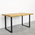 Träbord med metallben på grått golv.