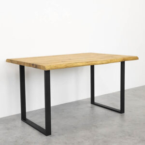 Träbord med metallben på grått golv.