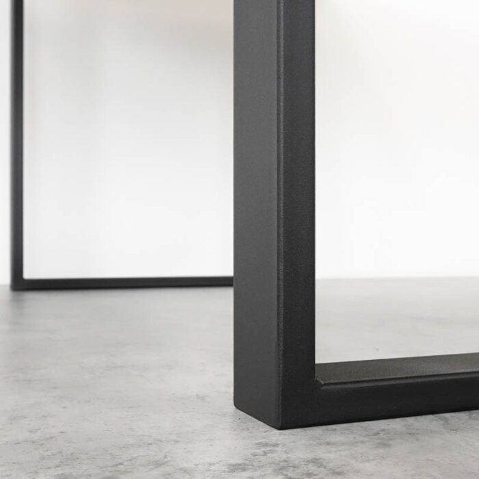 Kwadro-Basic-7.jpg Svart metallbordben på betonggolv