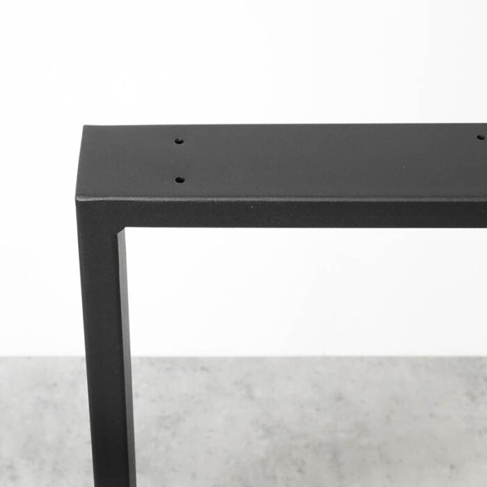 Kwadro-Basic-9.jpg Svart metallbordben på betonggolv.