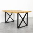 Träbord med metallben mot vit bakgrund.