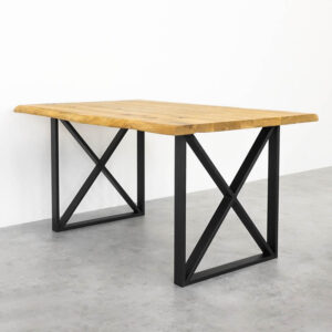 Träbord med metallben mot vit bakgrund.