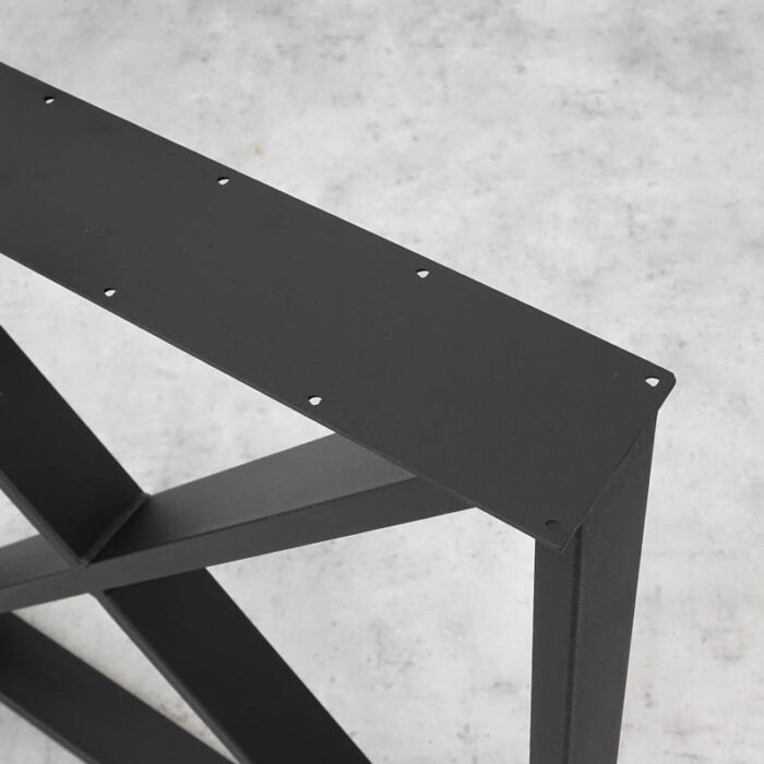 Kwadrox-Basic11.jpg Svart metallbord på betonggolv