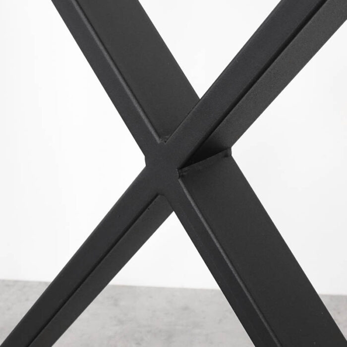 Kwadrox-Basic12.jpg Svart metallben i korsform på bord.