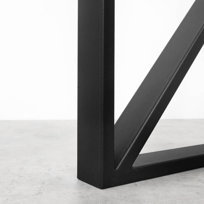 Kwadrox-Basic13.jpg Svart metallbordben på betonggolv.