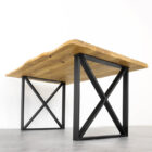 Träbord med svarta metallben