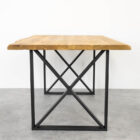 Rektangulärt bord med metallben och träskiva.