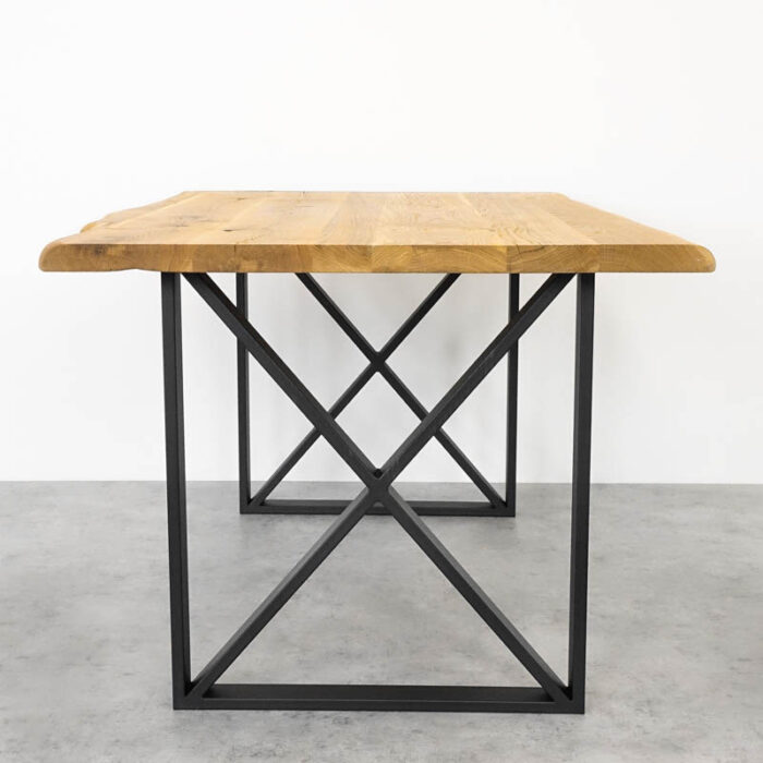 Kwadrox-Basic5.jpg Rektangulärt bord med metallben och träskiva.