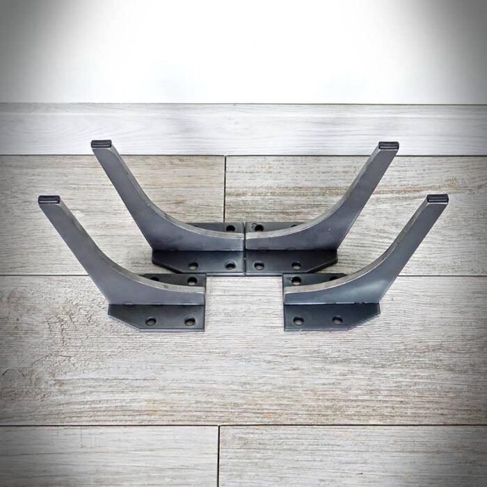 Mobelben-TYPE-L-1.jpg Fyra svarta metallkonsoler på trägolv.