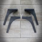 Fyra svarta möbelben på trägolv