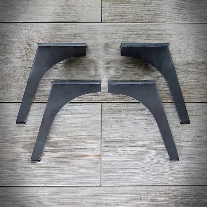 Mobelben-TYPE-L-2.jpg Fyra svarta möbelben på trägolv