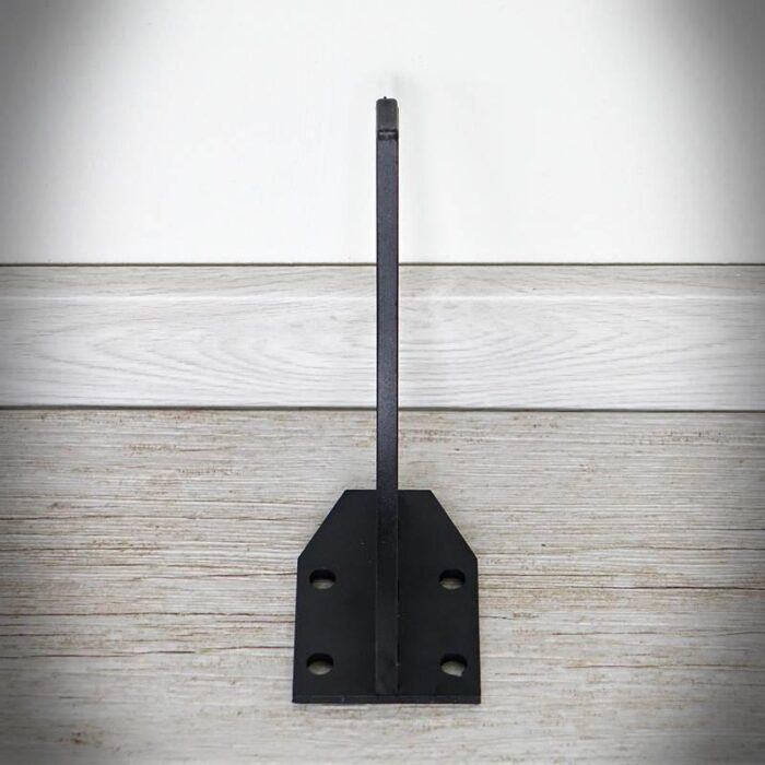 Mobelben-TYPE-L-3.jpg Metallstödfäste på trägolv och vit vägg.