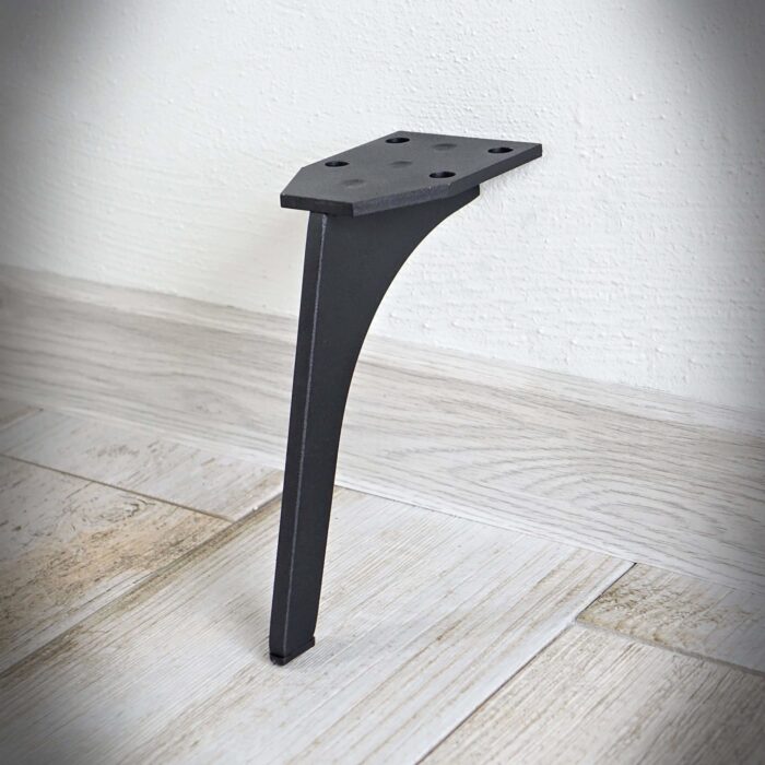 Mobelben-TYPE-L-5-scaled-scaled-1.jpg Svart metallben vid vägg och golv