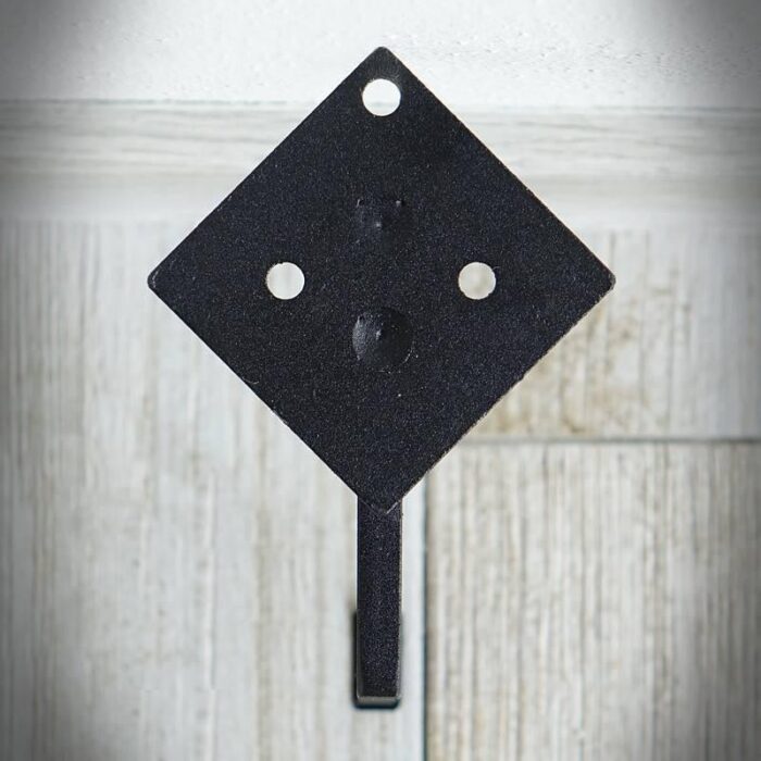 Mobelben-TYPE-R-1.jpg Svart väggkrok med hålmönster.