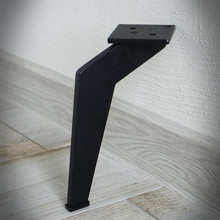 Mobelben-TYPE-R-3.jpg Svart metallben mot vägg på trägolv.