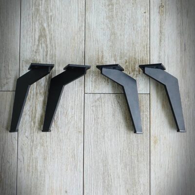 Fyra svarta metallben på träyta