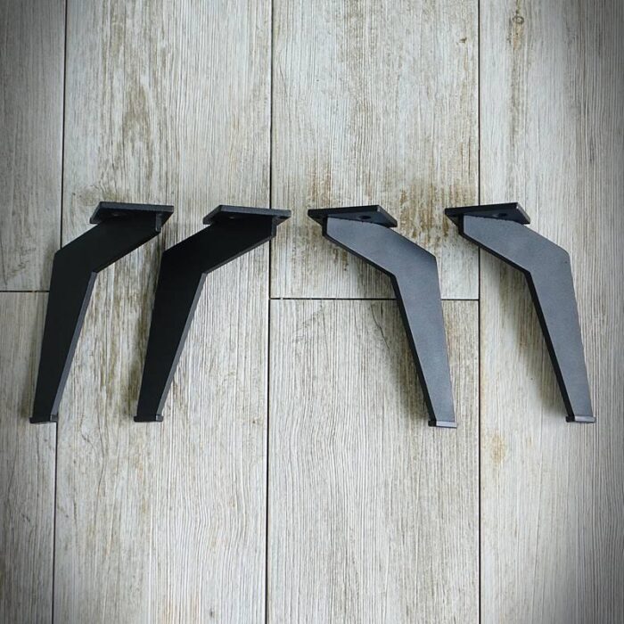 Mobelben-TYPE-R-4.jpg Fyra svarta metallben på träyta