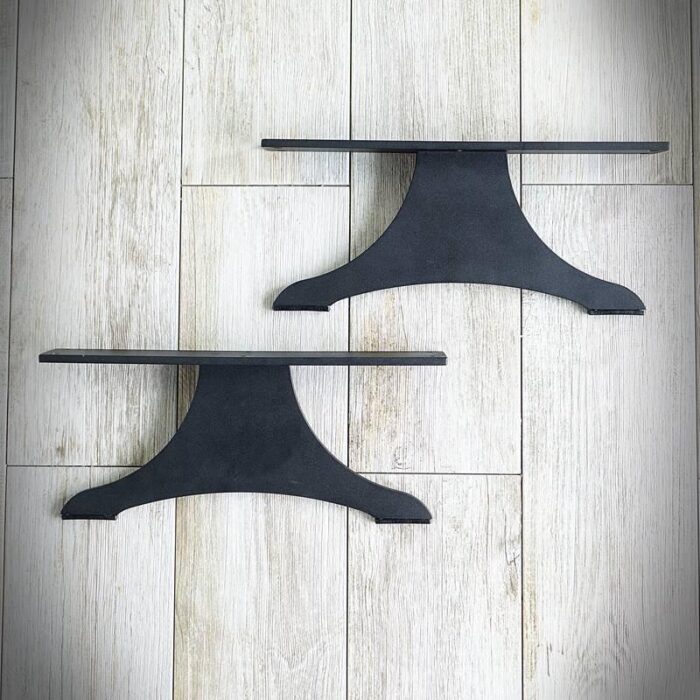 Mobelben-TYPE-S-1.jpg Två svarta hyllor mot trägolv.