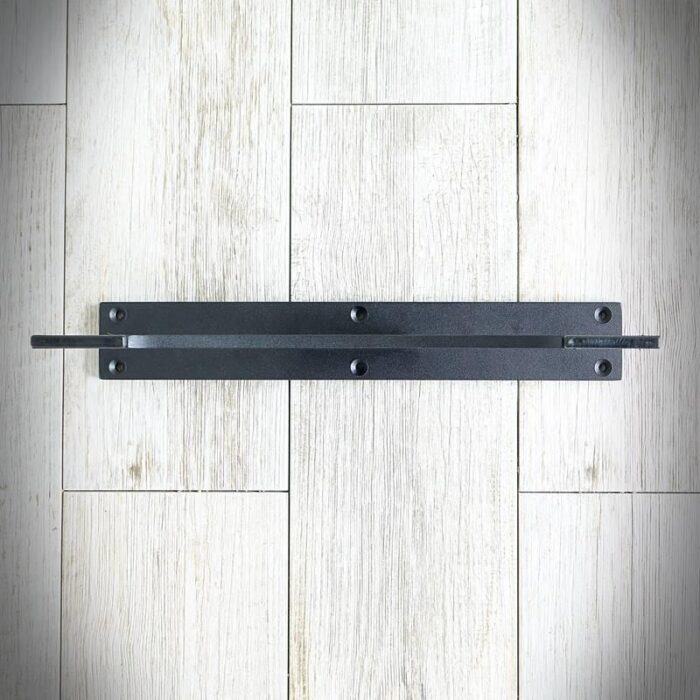 Mobelben-TYPE-S-2.jpg Svart dörrbult på trägolv