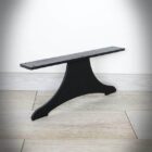 Svart bordsstativ mot väggen