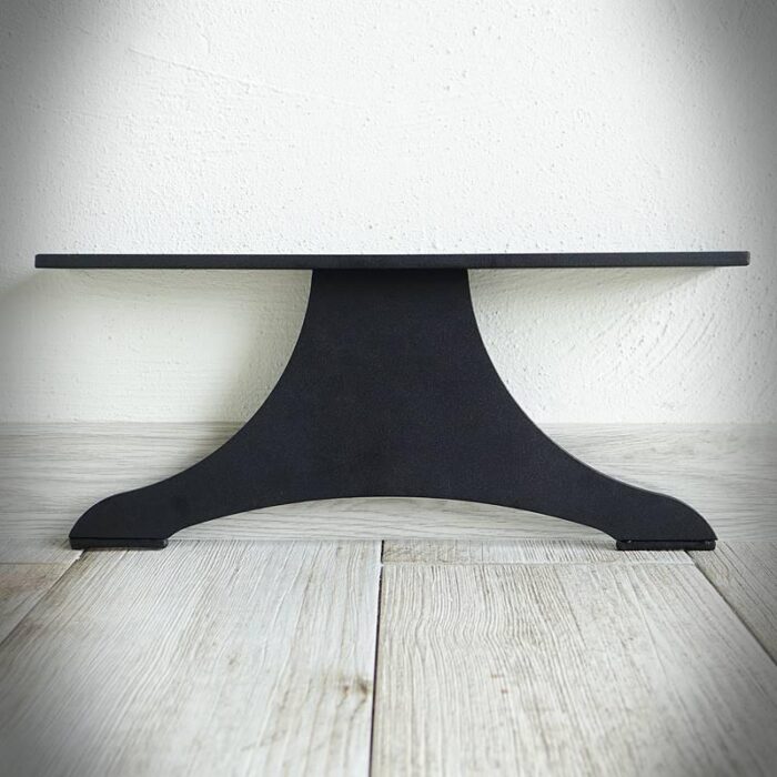 Mobelben-TYPE-S-4.jpg Svart metallfot på trägolv mot vit vägg.