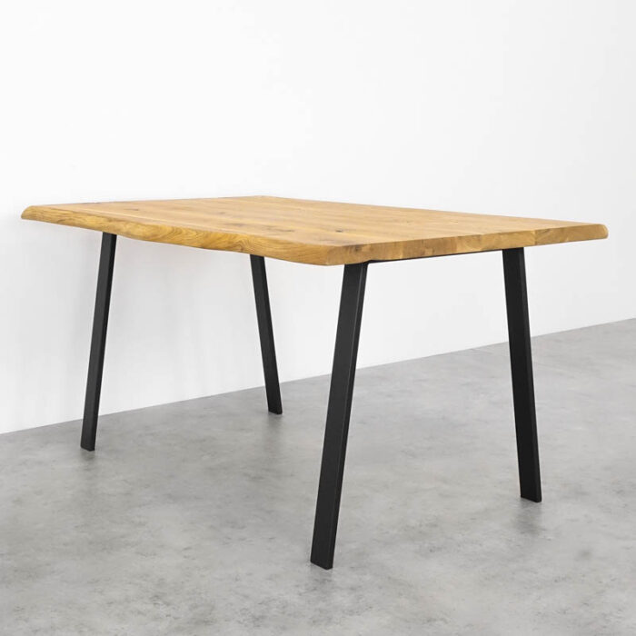 Modern-Basic-stora1.jpg Träbord med metallben på stengolv.