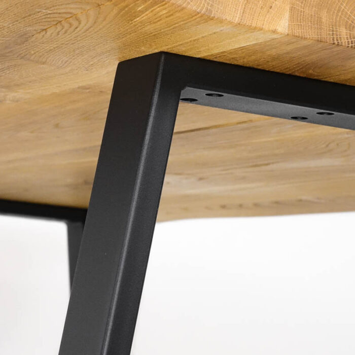 Modern-Basic-stora3.jpg Svart bordsben i metall med träbordsskiva.