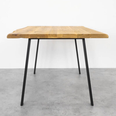 Modern-Basic-stora6.jpg Träbord med metallben på grått golv.