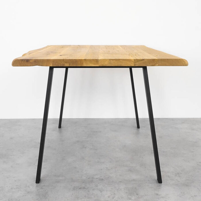 Modern-Basic-stora6.jpg Träbord med metallben på grått golv.