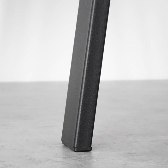 Modern-Basic-stora8.jpg Svart stolben på betonggolv.