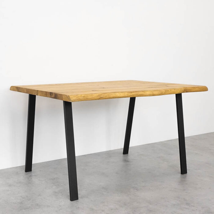 Modern-Basic-stora9.jpg Träbord med svarta ben i modernt rum.