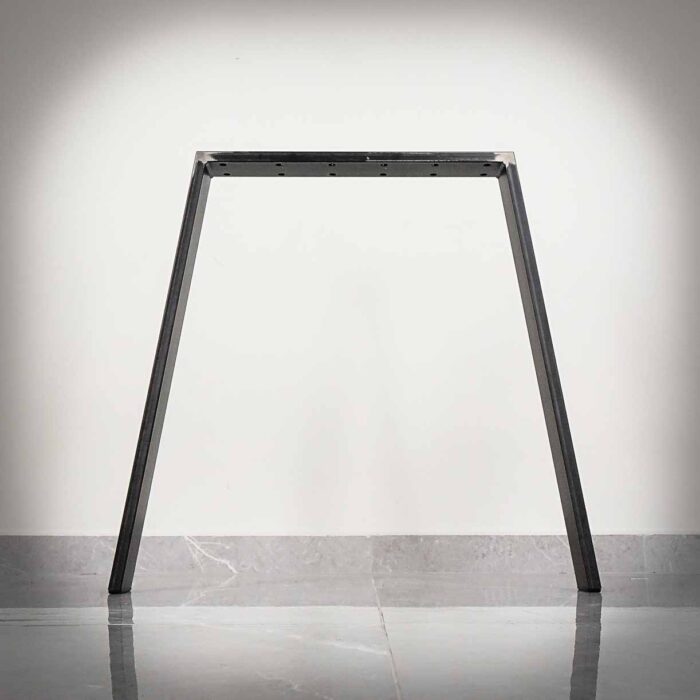 Modern-Stor-stal.jpg Svart metallben till bord mot vit vägg.